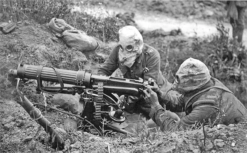 800px-Vickers_machine_gun_crew_with_gas_masks